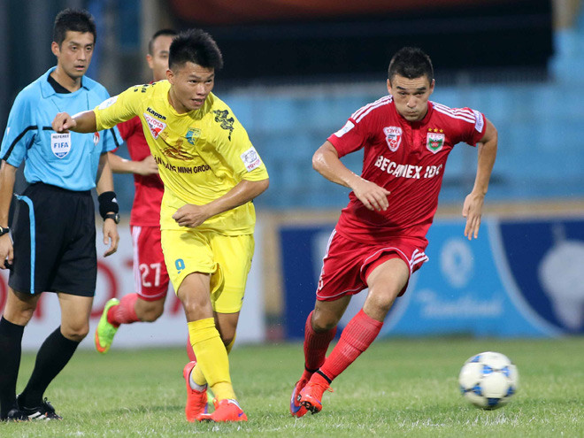 Thời tiết giá lạnh khiến cả hai đội Hà Nội T&T (trái) và B.Bình Dương (phải) đều tỏ ra thận trọng trước trận Siêu cúp. Ảnh: VSI