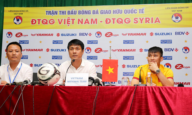 HLV Hữu Thắng và tiền đạo Công Vinh trong cuộc họp báo ngày 30/5. Ảnh: Tuấn Tú