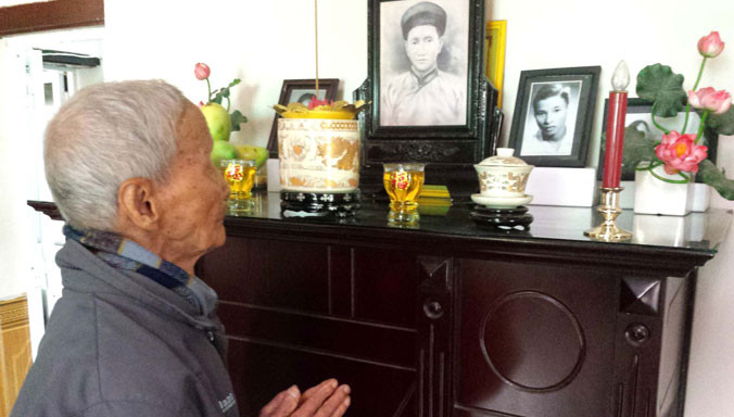 Ông Nguyễn Thúc Tuân thắp hương lên bàn thờ con trai là liệt sĩ Nguyễn Thúc Lư.