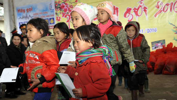 Tặng quà cho trẻ em và người dân vùng cao. Ảnh: Xuân Tùng