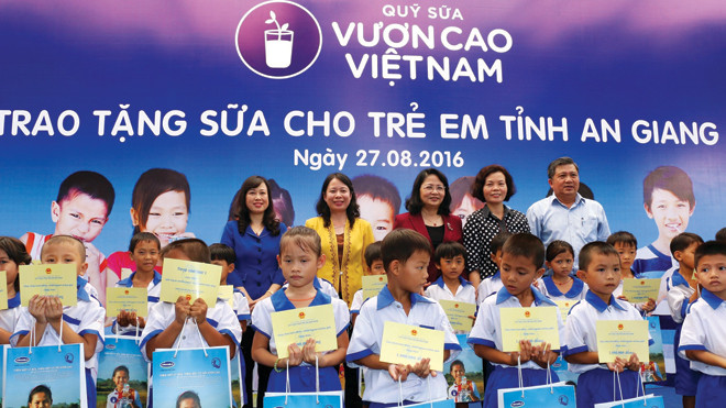 Lãnh đạo Đảng, Nhà nước và Vinamilk trao tặng sữa cho các em học sinh trường tiểu học B Mỹ Hiệp, Ấp Đông Châu, xã Mỹ Hiệp, huyện Chợ Mới, tỉnh An Giang trong chương trình Quỹ Sữa Vươn Cao Việt Nam tại An Giang