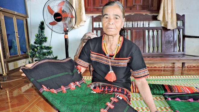 Sản phẩm dệt thổ cẩm của người Mạ.