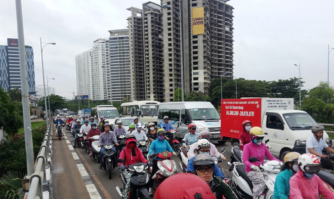 Là các đô thị vệ tinh nhưng do đầu tư thiếu đồng bộ, thiếu dịch vụ kết nối nên dân vẫn đổ về trung tâm khiến kẹt xe ngày càng nghiêm trọng. Ảnh: P.T