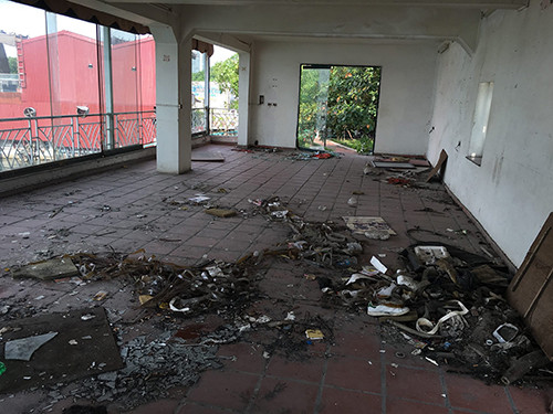 Hiện trạng Nhà Thuỷ phi cơ của Hãng phim truyện Việt Nam bị phá tan hoang. Ảnh: Hà Nội mới