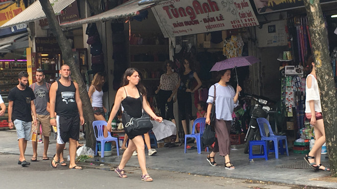 Hàng quán tràn ra chiếm vỉa hè khiến du khách phải đi bộ dưới lòng đường. Ảnh chụp ngày 27/7 trên phố Hàng Đào. Ảnh: Hà Thanh