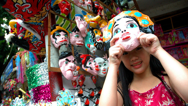 Mặt nạ giấy bồi trên phố Hàng Mã (Hà Nội). Ảnh: Hồng Vĩnh