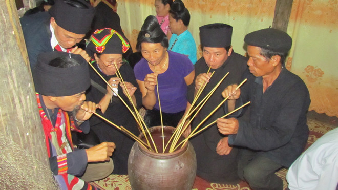 Nghệ nhân Lương Thị Đại (đeo kính) cùng các thầy mo tham gia lễ hội xên mường Thái Đen.
