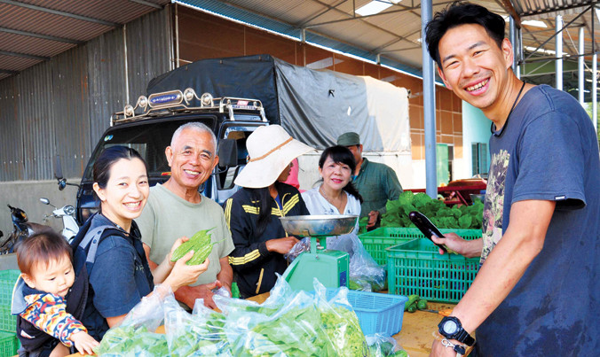 Vợ chồng Takano giúp việc cho giám đốc Motoosa Katayama.