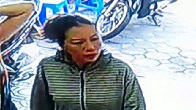 Hình ảnh ghi lại rõ khuôn mặt nữ quái tại cửa hàng trên phố Cầu Giấy.