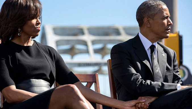 Tổng thống Obama và phu nhân nắm chặt tay nhau tình cảm khi ngồi chờ đến lượt phát biểu tại lễ kỷ niệm 50 năm Ngày chủ nhật đẫm máu ở Montgomecy.