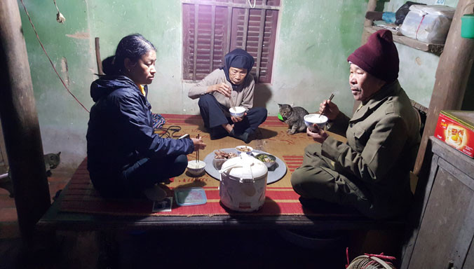 11 năm nay, bữa cơm của gia đình không còn có sự hiện diện của ông Triển. Trong ảnh là bố mẹ ông Triển (bìa phải) và bà Vuông - vợ ông Triển (bìa trái)