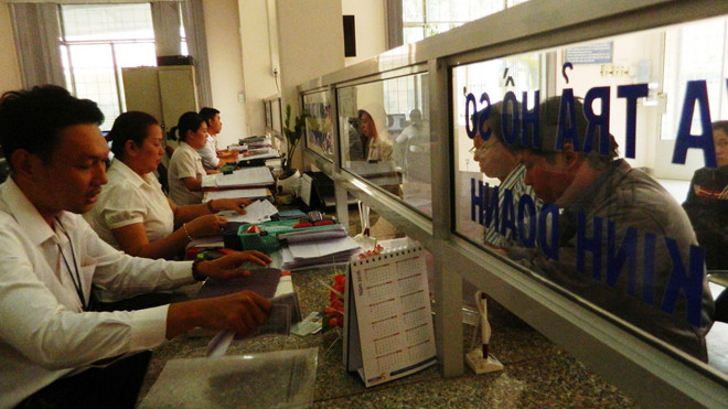 Cán bộ công chức UBND phường 7, quận Phú Nhuận, TPHCM giải quyết thủ tục hành chính cho người dân.