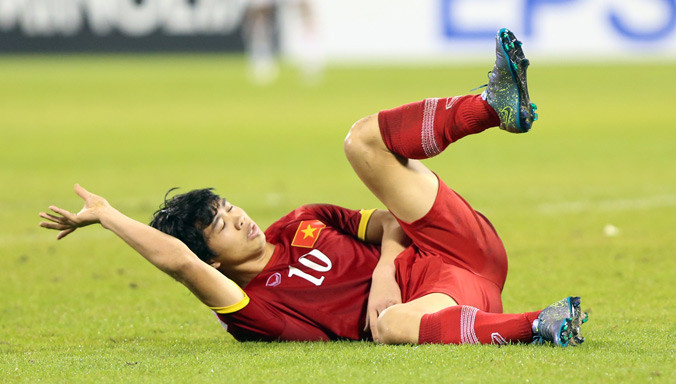 Công Phượng ra dấu xin thay người sau khi bị chấn thương khá nặng ở vai trái. Ảnh: VSI