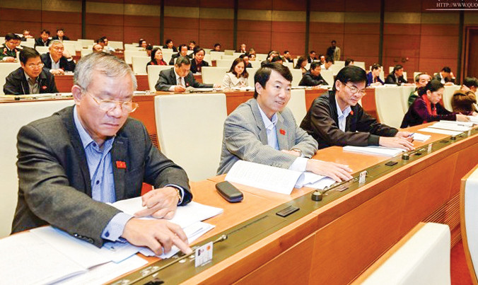 Các đại biểu Quốc hội biểu quyết thông qua BLHS năm 2015 với 84% tán thành. Ảnh: Như Ý