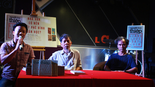 Nguyễn Huy Thiệp (giữa) trong buổi giao lưu với bạn đọc sáng 8/9. Bên trái và bên phải là nhà phê bình Mai Anh Tuấn và Chu Văn Sơn. Ảnh: H.Đ