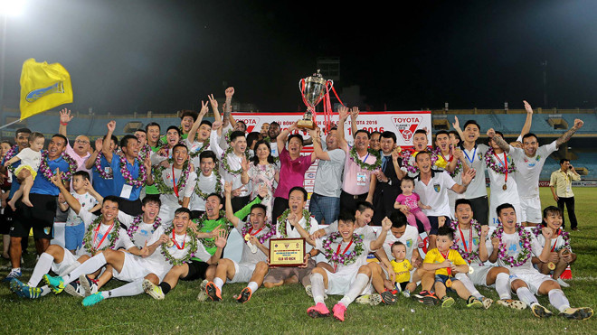 Hà Nội T&T đăng quang ngôi vô địch mà không có mấy CĐV phía sau chung vui. Ảnh: VSI