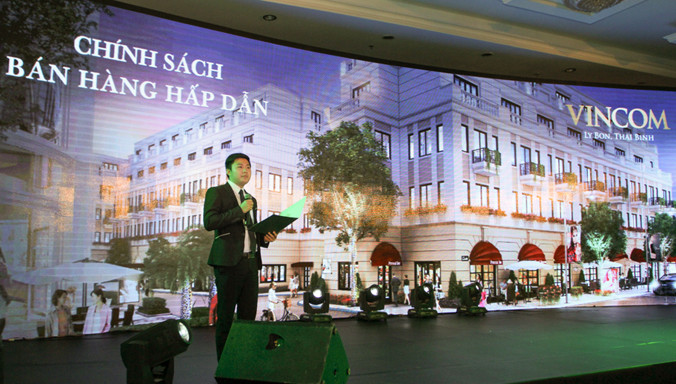 Đại diện kinh doanh giới thiệu về Nhà phố thương mại Vincom Shophouse Thái Bình.