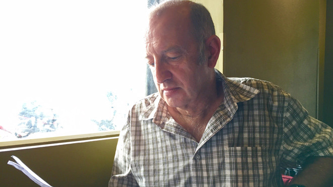 Ông Melvyn nói không có tiền để trở về Anh sau khi đã dốc hết tài sản tích cóp để đưa cho cô L. Ảnh: L.N