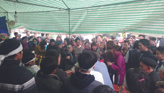 Rưng rưng khăn trắng xóm nghèo