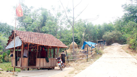 Chốt bảo vệ được dựng ngay trên con đường độc đạo lên rừng. Ảnh: H.Văn