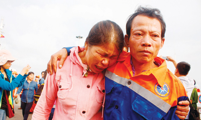 Vợ chồng gặp lại sau những giây phút đối mặt tử thần. Ảnh: Nguyễn Thành