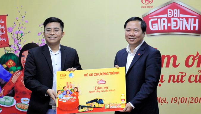 Anh Nguyễn Phi Long - Bí thư T.Ư Đoàn, Chủ tịch Hội LHTN Việt Nam (phải) nhận hơn 1.600 vé tượng trưng từ Tập đoàn Kido. Ảnh: Xuân Tùng