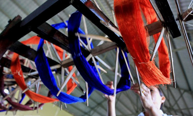 Suốt hơn 300 năm nay, người làng Mã Châu luôn nổi tiếng với nghề ươm tơ dệt lụa. Ảnh: Thanh niên.