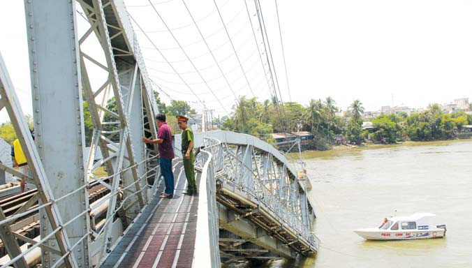 Hiện trường vụ sập cầu.