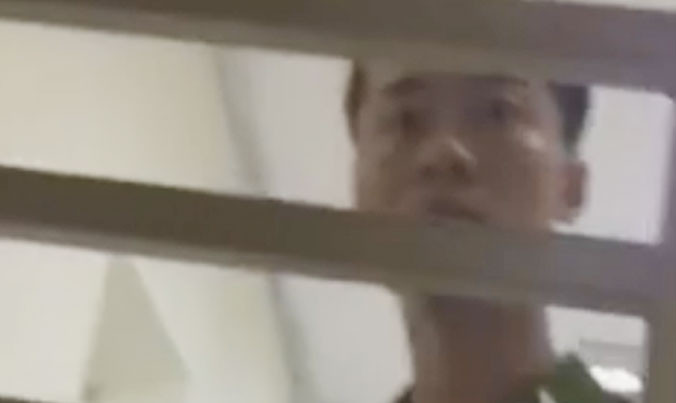 Trung uý Bắc xuất hiện trong clip kiểm tra nhà dân lúc nửa đêm. Ảnh: Cắt từ clip