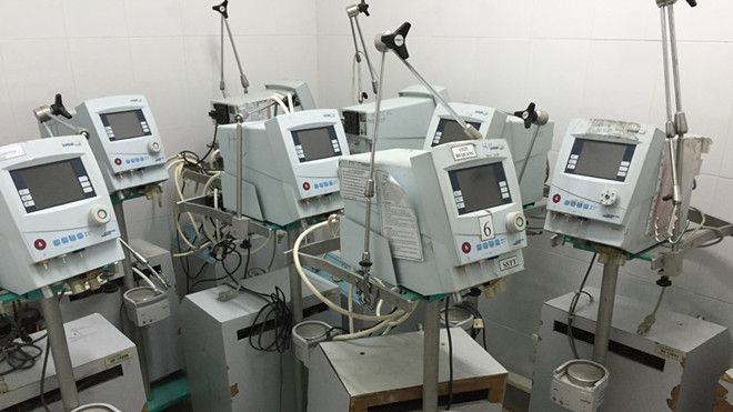 Máy thở Raphael Color thuộc gói thầu số 1 bị hư hỏng hiện đang chất đống trong kho Bệnh viện Đa khoa tỉnh Bình Dương. Ảnh: Quốc Ngọc