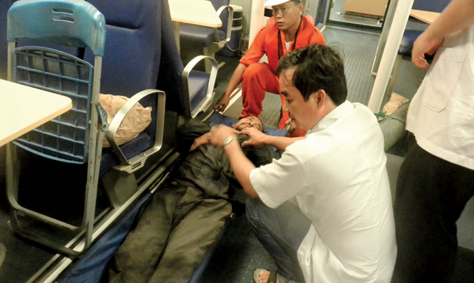 Bác sĩ Ngô Diên Anh Tuấn tham gia cấp cứu trên biển. Ảnh: TT115