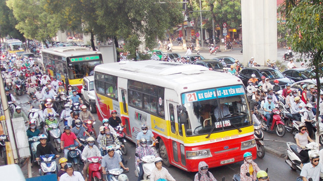 Mỗi xe buýt đang phải cạnh tranh đường với 300 ô tô, 3.000 xe máy. Ảnh: Anh Trọng