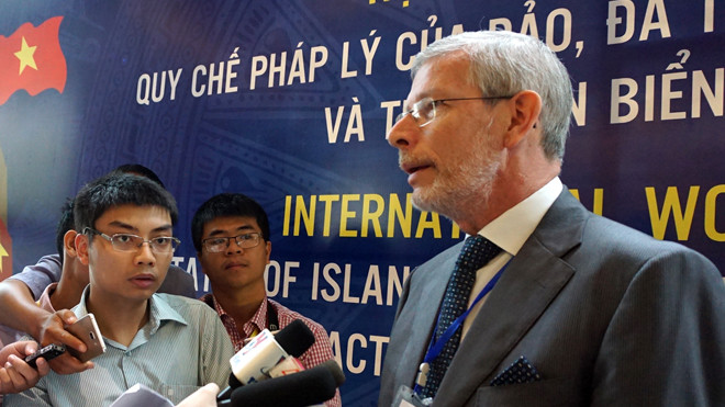 GS Erik Franckx trả lời phỏng vấn bên lề Hội thảo. Ảnh: N.Đ.Q