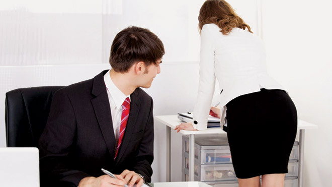 Một cái nhìn thô tục cũng bị xem là hành vi quấy rối tình dục (Ảnh: minh họa)