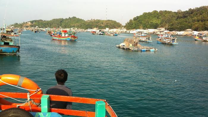 Chở nước ra đảo Nam Du. 