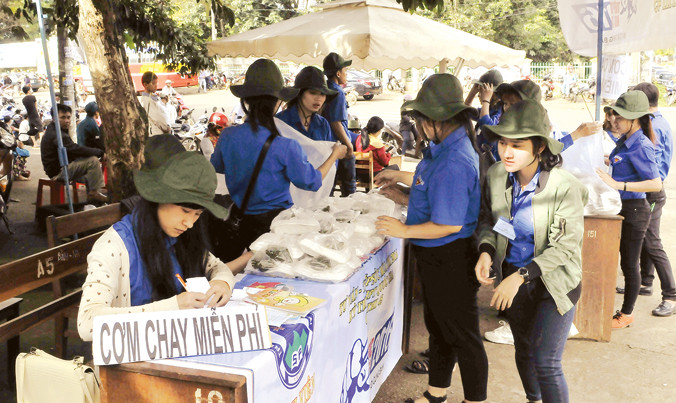 Thanh niên tình nguyện tại kỳ thi Quốc gia 2016.