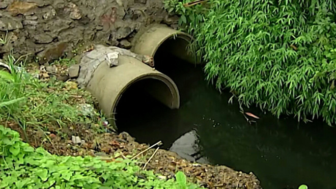 Nước xả thải đen kịt của bãi rác xả thẳng ra môi trường, đe dọa môi trường của di sản thiên nhiên thế giới - Vịnh Hạ Long.