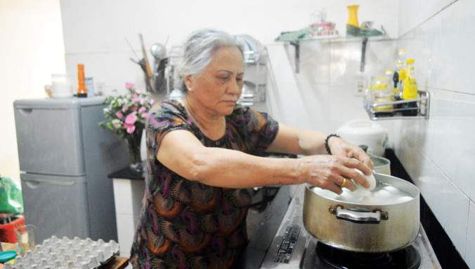 Chuẩn bị hột vịt lộn ra ngõ bán.