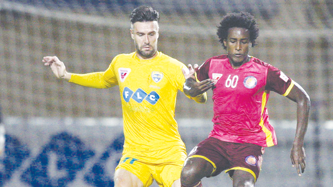 Đầu tư lớn về lực lượng song Thanh Hóa (trái) coi như hết cơ hội hiện thực hóa giấc mơ vô địch ở mùa giải năm nay. Ảnh: VSI