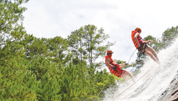 Vượt thác Datanla ở Đà Lạt (Lâm Đồng). Ảnh: P.V