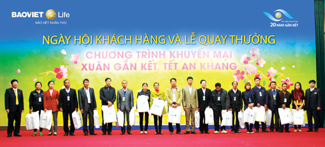 Lãnh đạo công ty trạo tặng quà trên sân khấu.