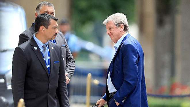 HLV Roy Hodgson (phải) sau thất bại tồi tệ của tuyển Anh trước Iceland. Ảnh: PA