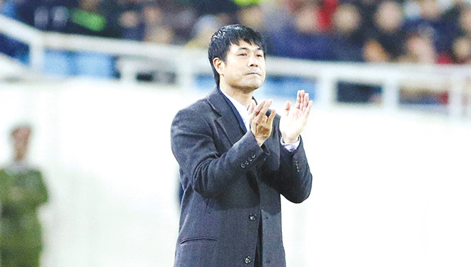 HLV Hữu Thắng đã có màn ra mắt thành công cùng ĐTVN nhưng ông cũng sẽ chịu nhiều sức ép để duy trì lối chơi, thành tích của đội. Ảnh: VSI