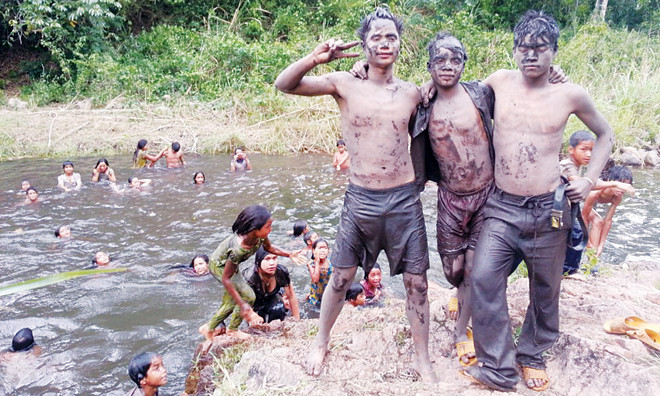 Người Ba Na quan niệm trước khi xuống sông để thủy thần ban may mắn thì phải bôi sình lầy… thì mới có hiệu nghiệm.
