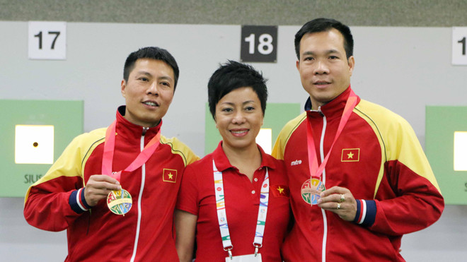 HLV Nguyễn Thị Nhung và các học trò.