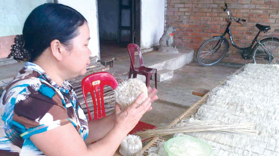 Nhờ có nghề làm cao khô gia đình bà Hoan đã thoát nghèo. Ảnh: Duy Chiến