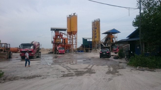 Các trạm trộn bê tông vẫn ngang nhiên hoạt động trong hành lang thoát lũ.