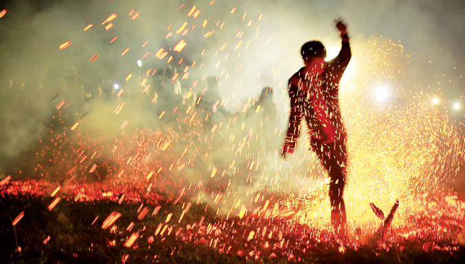 Chân trần nhảy lửa với người Dao