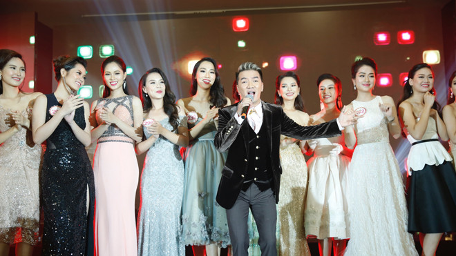 Ca sỹ Đàm Vĩnh Hưng và các thí sinh trong Dạ tiệc tri ân 24/8. Ảnh: Hồng Vĩnh