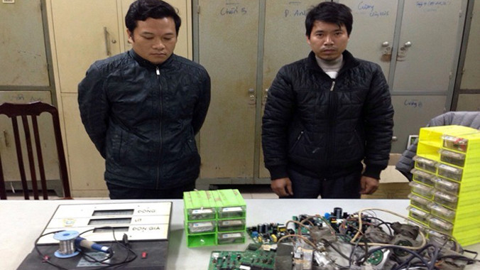 Các đối tượng cung cấp chip điện tử cho cây xăng 436 Trần Khát Chân (Hà Nội).